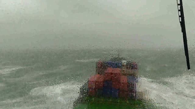 Эвакуация лоцмана с контейнеровоза на берег в шторм.