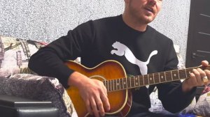 Люди встречаются на гитаре