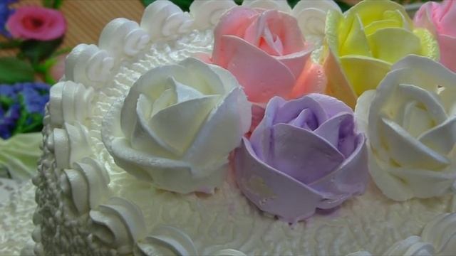 видеоурок: украшение тортов розами из белкового крема | украшение торта розами смотреть онлайн