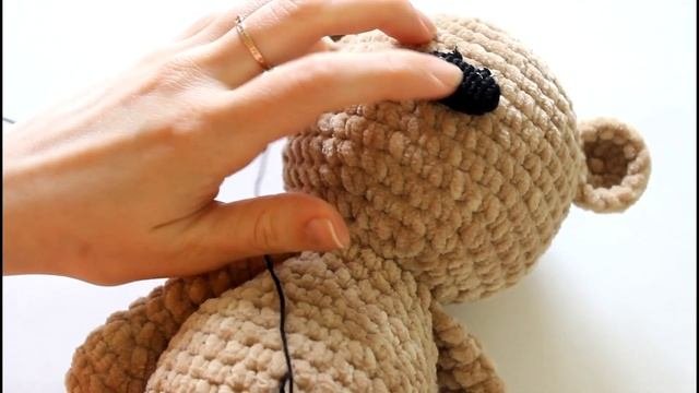 Мастер-класс плюшевый Мишка вязаный крючком. Видео МК, описание. Часть 2 - оформление мишки.