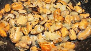 Мидии в остром соусе