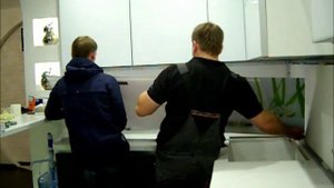 Монтаж стеклянного фартука с торцевой подсветкой.