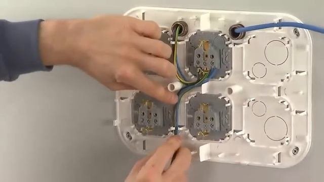 Legrand Quteo  Монтаж установочного блока розеток .Полная версия    YouTube 480p