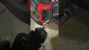 Особенности установки задних тормозных колодок Audi Q7 (4M)