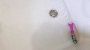 Кукла-русалка которая плавает в воде.