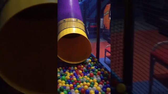 Развлечение для детей... Играем в детской комнате))) смотреть онлайн