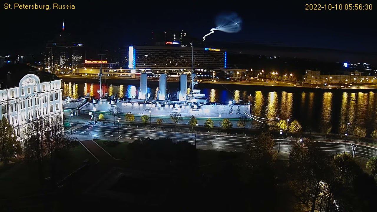 Так выглядят «медузы» — следы, остающиеся на небосводе после запуска ракет в небе Санкт-Петербурга смотреть онлайн