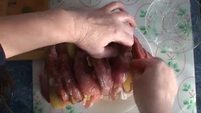 Рецепт: Мясо запеченное с беконом и соленым огурцом смотреть онлайн