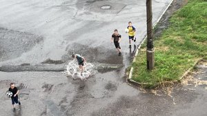 Страшная гроза после сорокоградусной жары в Красноярске. Дети купаются в лужах.