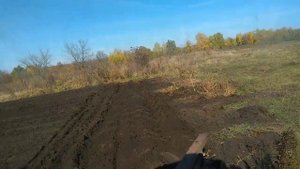 МТЗ 80 на вспашке огородов устронение налипания почты на отвалы.