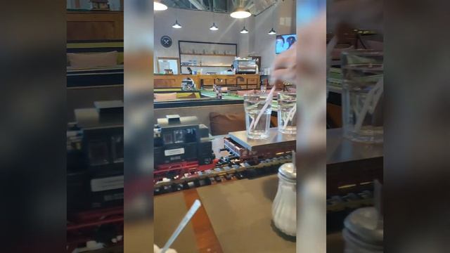 Поезд привозит еду смотреть онлайн