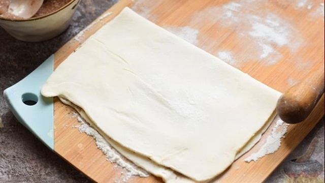 Сладкие слойки тросточки с какао