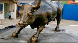 Атакующий бык на уолл-стрит в Нью-Йорке. Charging Bull