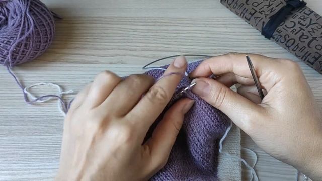 Вяжем детскую шапку на осень. ШАПКА спицами с бантиками. Как сделать вышивку на шапке