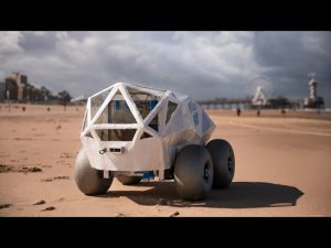 Нидерландский стартап TechTics создал робота BeachBot, который собирает окурки.