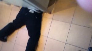 Парень застрял в туалете