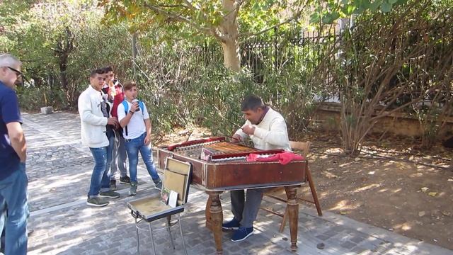 Мужик в Афинах наяривает на цымбале (Man plays the cimbalom in Athens) смотреть онлайн