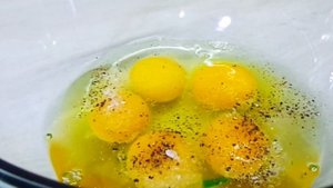 Омлет в духовке с овощами и колбасой. Простой рецепт сытного блюда.