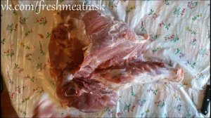 вырезаем кость из свиного окорока