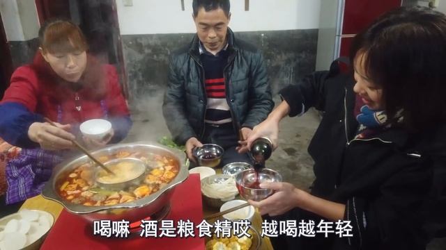 秋妹今天在自己家裡煮火鍋，一家人有說有笑的涮著火鍋，真開心！ 【顏美食】 смотреть онлайн