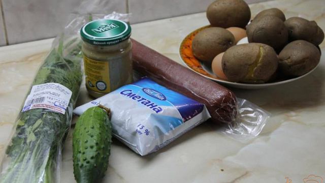 Окрошка с копченой колбасой