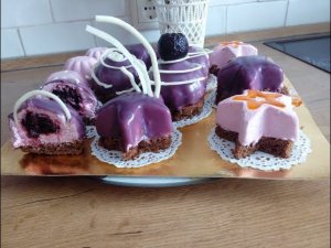 Мусс с чаем Каркаде и смородиновым конфи на шоколадном бисквите с ягодной глазурью. Рецепт супер!