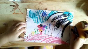 Много девочек и мальчиков идут в цирк