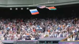 Гимн России срывает флаг США.