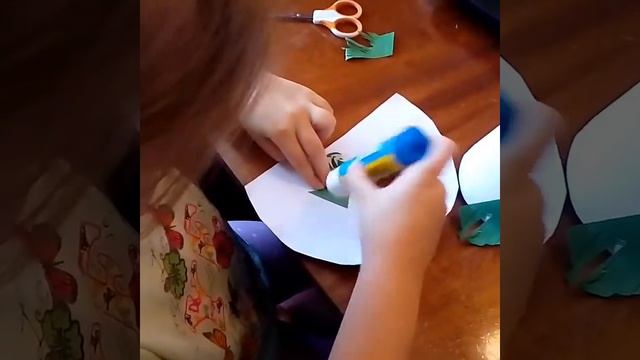 Елочка из цветной бумаги.Большая поделка из елочек！