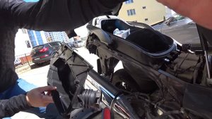 Замена патрубка воздушного фильтра Honda Silver Wing. Honda SilverWing Air Filter Nozzle Replacemen