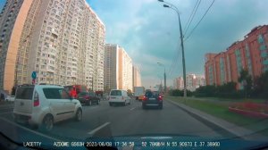 Странное создание на SX4. Девочке на месте не сидится.