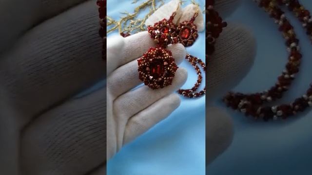 Красный жгут из бисера с кулоном. Red Crystal Pendant and Necklace. Handmade accessory.