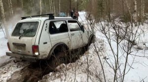 На нивах по зимнему лесу. Зимний offroad