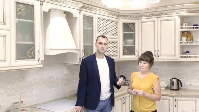 Светлая кухня на заказ из массива/отзыв Мебель арт в Омске смотреть онлайн