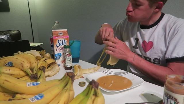 The 50 Banana & Peanut Butter VEGAN CHALLENGE! смотреть онлайн