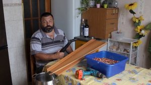 Как быстро перебрать, очистить ягоды от мусора и не насорить в квартире