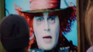 Джонни Депп разыгрывает прохожих в образе Безумного Шляпника