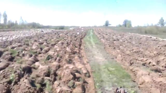 Вспашка поля самодельным трактором?? смотреть онлайн