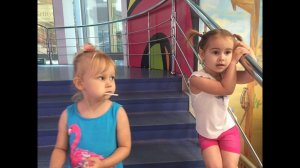 Алиса и Алина играют в парке развлечений ВЛОГ