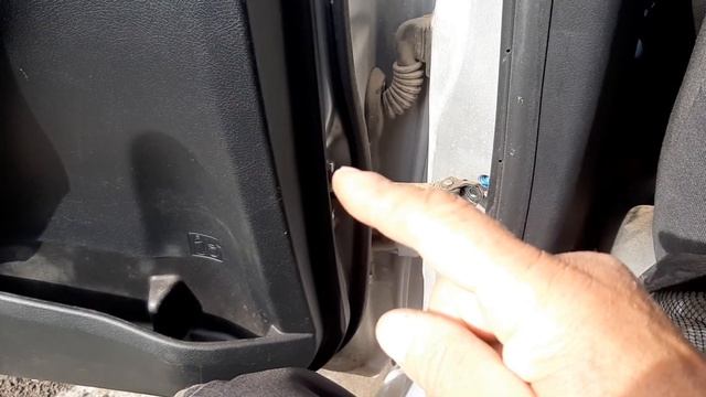 Снятие обшивки с задней двери а/м Тойота Королла Е 170 смотреть онлайн