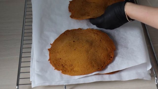Медовик без раскатки коржей. Заварной крем и Брусничная прослойка.