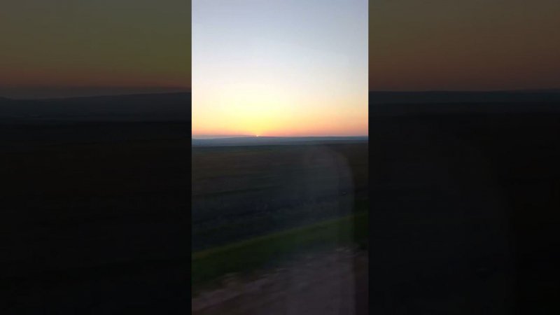 Солнце мгновенно садится за горизонт. Буквально исчезает за 5 секунд! Север Волгоградской области.