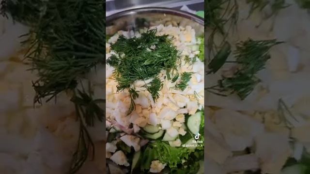 салат с кальмаром яйцом и огурцом