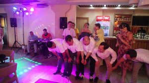 Свидетели преодолевают свадебные мосты