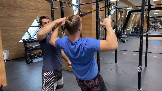 Подтягивания на петлях к плечам с разворотом смотреть онлайн