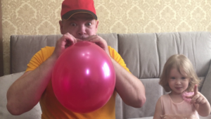 Алла и папа надували цветные шарики.