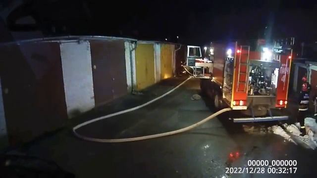 В Бресте горел гараж: работники МЧС спасли мужчину смотреть онлайн