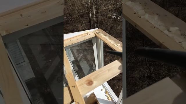 Крыша над балконом в Москве. Козырек над балконом. Ремонт крыши балкона. Установка крыши на балкон.