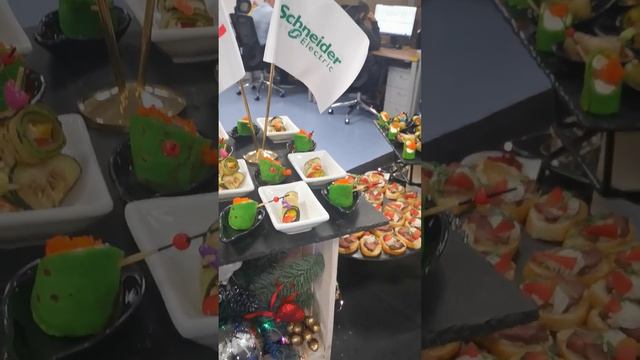 Новогодний фуршет в офисе компании-заказчика
