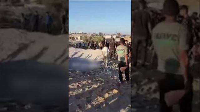 израильские террористы ударили по палаточному лагерю в Хан-Юнисе, сектор Газа.
